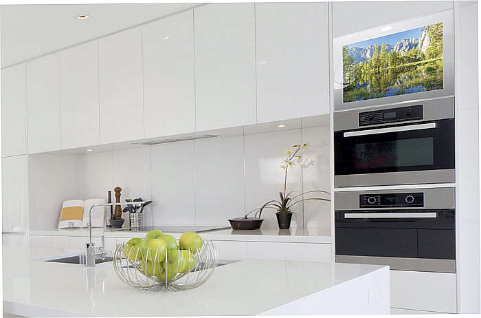 Miralay, espejos con televisión integrada para los muebles de cocina