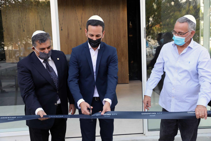 Foto: Mr. Israel Shimony, local partner; Mr. Adir Levi, Regional Director of Cosentino Israel; and Mr. Moshe Fadlon, Mayor of the city of Herzliya. Photo: Rafi Deloya