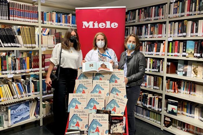 Miele entrega cuentos infantiles a la Red de Bibliotecas para Pacientes