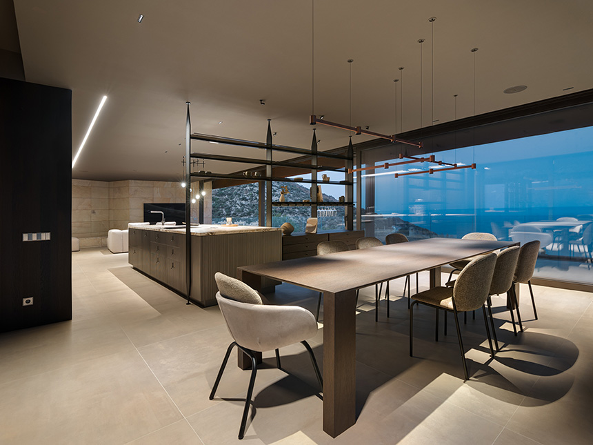 Una cocina funcional con vistas al mar diseñada por Cesar by Nero
