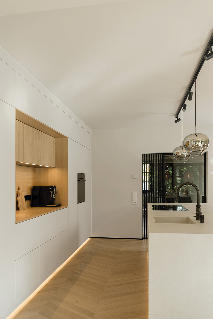 Next125 firma una cocina minimalista en una casa de los 60