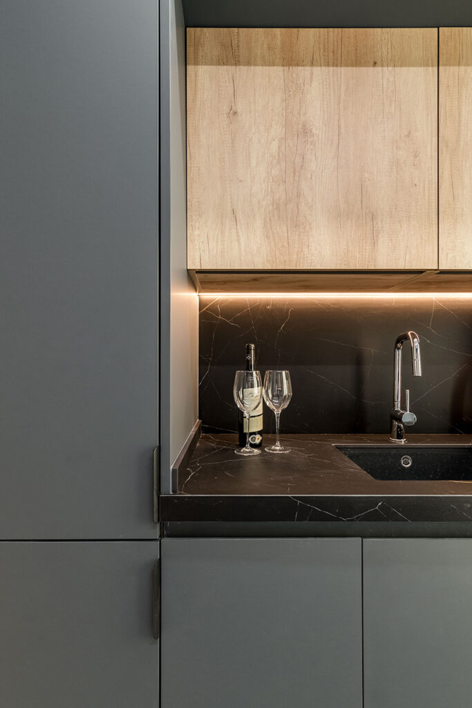ALEM Arquitectura. Iluminación lineal instalada en el mueble.