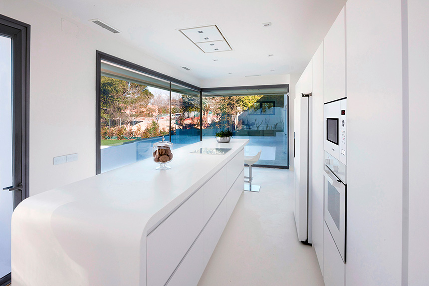 Minimalismo, luz y elegancia en esta cocina blanca de Studio 56