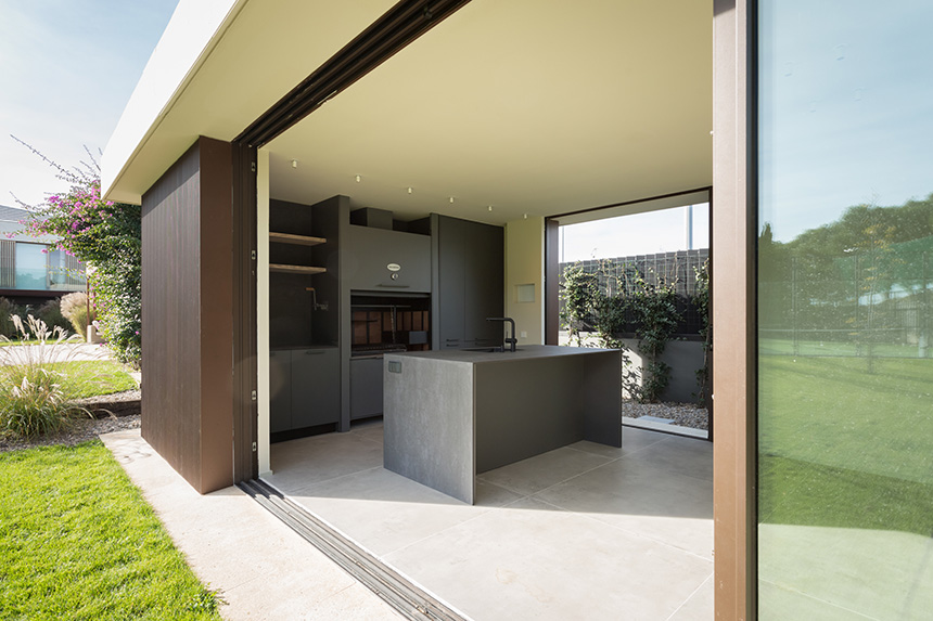Minimalismo e integración en esta cocina outdoor de Saitra