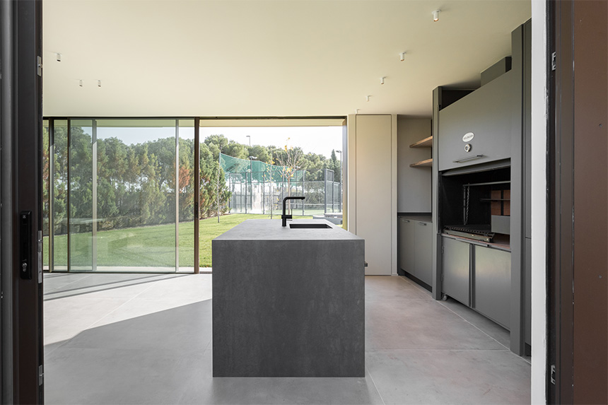 Configuración de la cocina en tonos antracita y grafito.