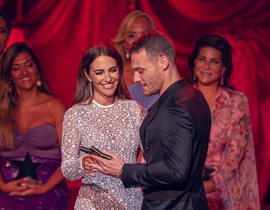 Kerem Bürsin obtiene el Premio Influencia a manos de Paula Echevarría.