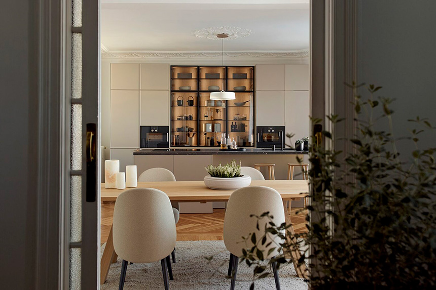 Cocina con isla de Santos abierta al salón.