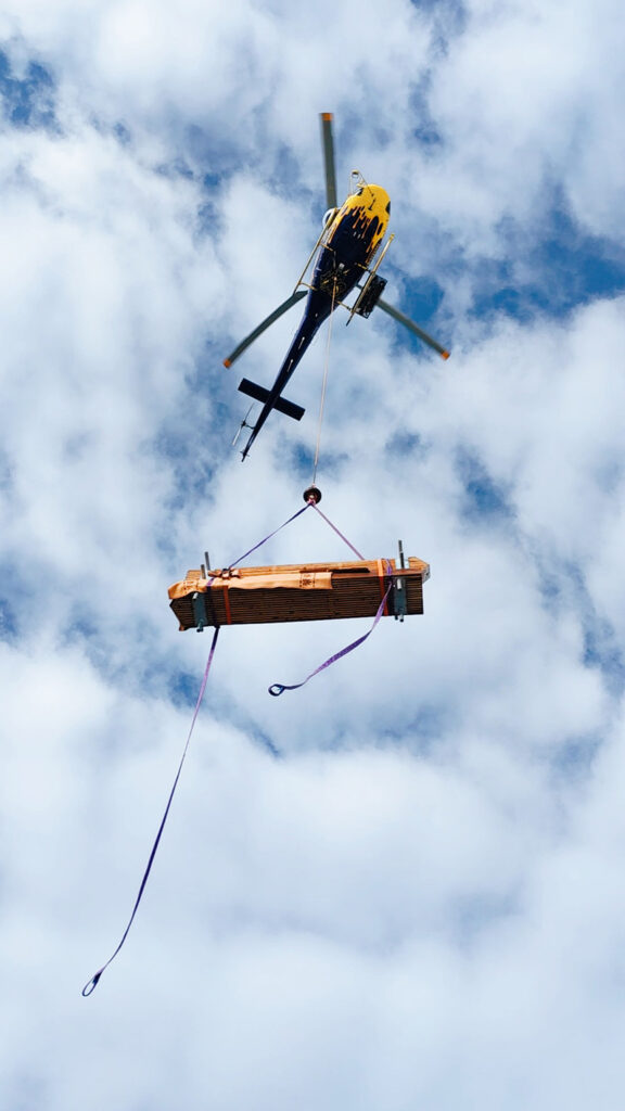Traslado en helicóptero de los bancos de madera del Skyway Mont Blanc.