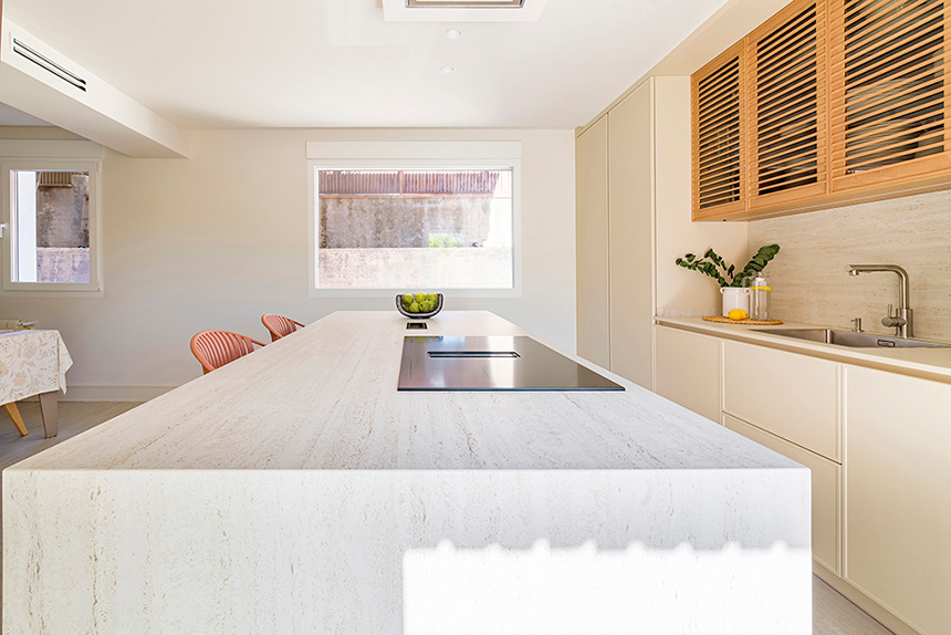 Isla en porcelánico Keram 4 de Dekton Marmorio.
