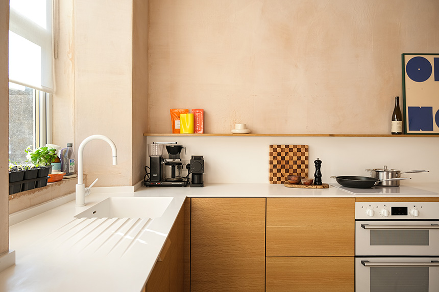 Encimera, salpicadero y fregadero integrado en HIMACS Alpine White.