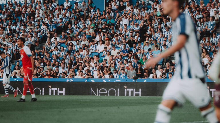 El logo de Neolith, visible durante el primer partido de la temporada en el Estadio de Anoeta.