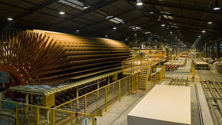 Primera línea de reciclaje de paneles de fibra a escala industrial de Sonae Arauco.