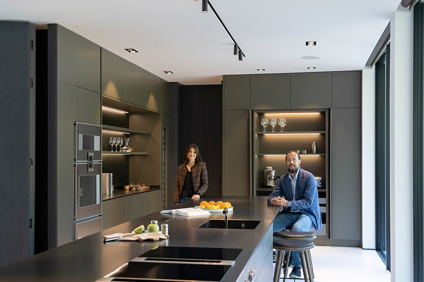 Estudio 44: cocina conectada en una villa madrileña