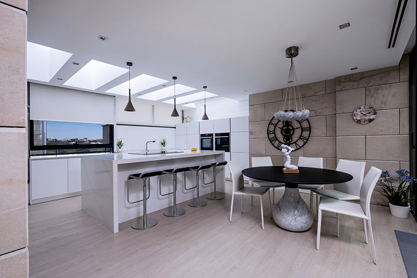 Studio 56: una reforma de cocina en un luminoso ático de Madrid