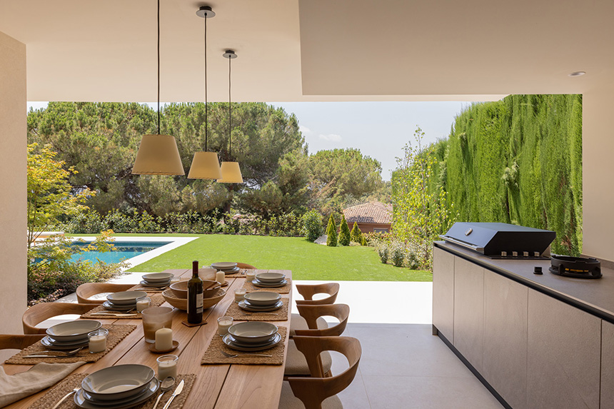 Cocina outdoor K7 de Rekker mostrada en su configuración 180º adosada a pared.