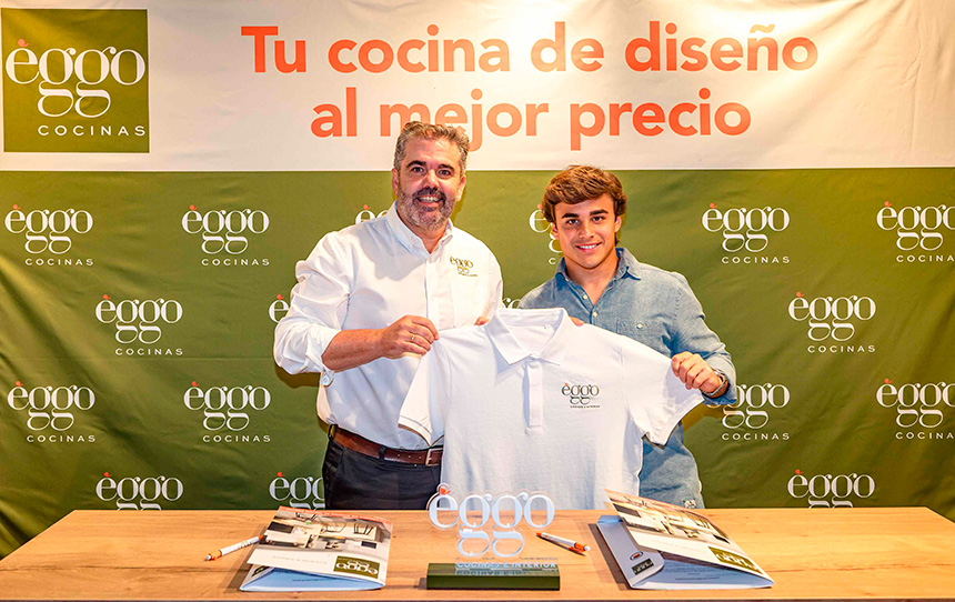 David Vázquez junto a Carlos Álvarez en el acto de firma.