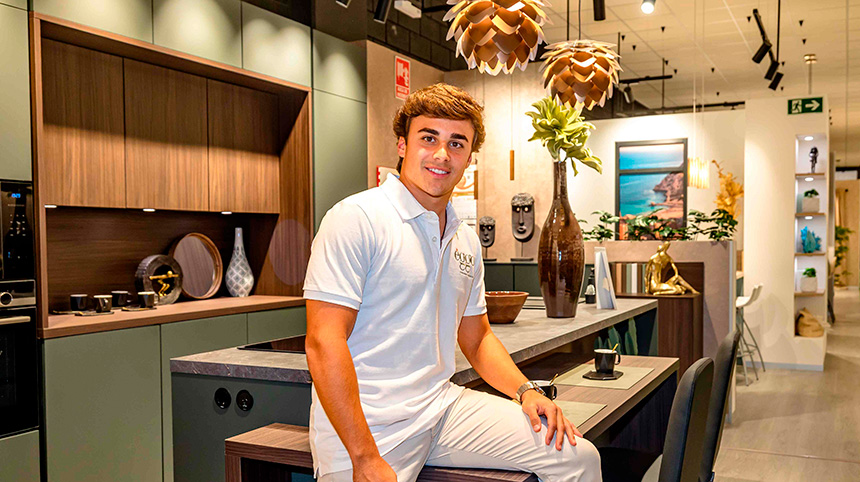 El futbolista Carlos Álvarez es el nuevo embajador de Èggo