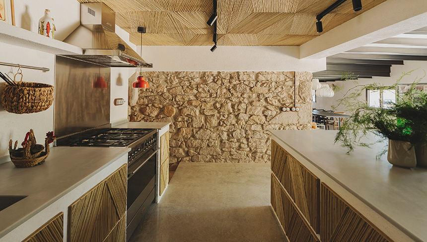 Una cocina con alma rural en una masía de Salelles