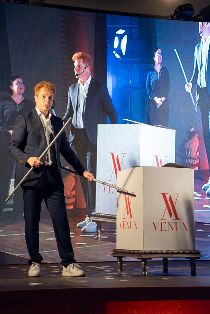 El mago Yunke en la inauguración del nuevo showroom de Venux.