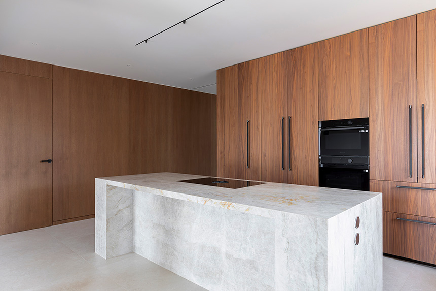 Encimera en piedra natural Taj Mahal con acabado leather.