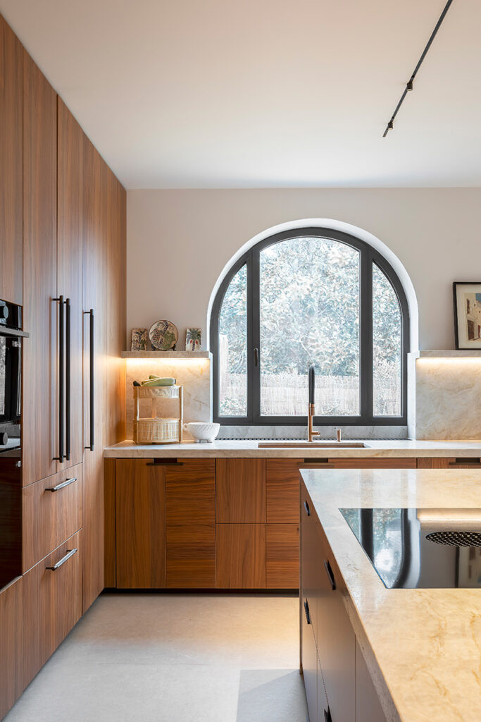 Cocina Intarsio de Cesar by Nero en Casa HMA con madera en doble veta