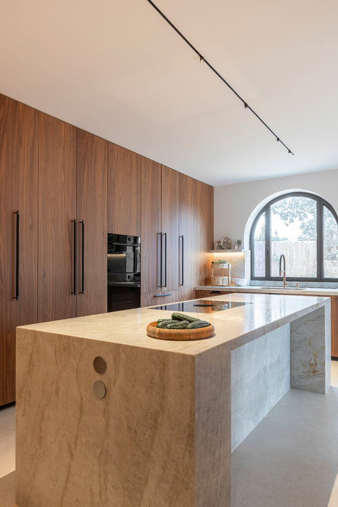 Cocina Intarsio de Cesar by Nero en Casa HMA con madera en doble veta