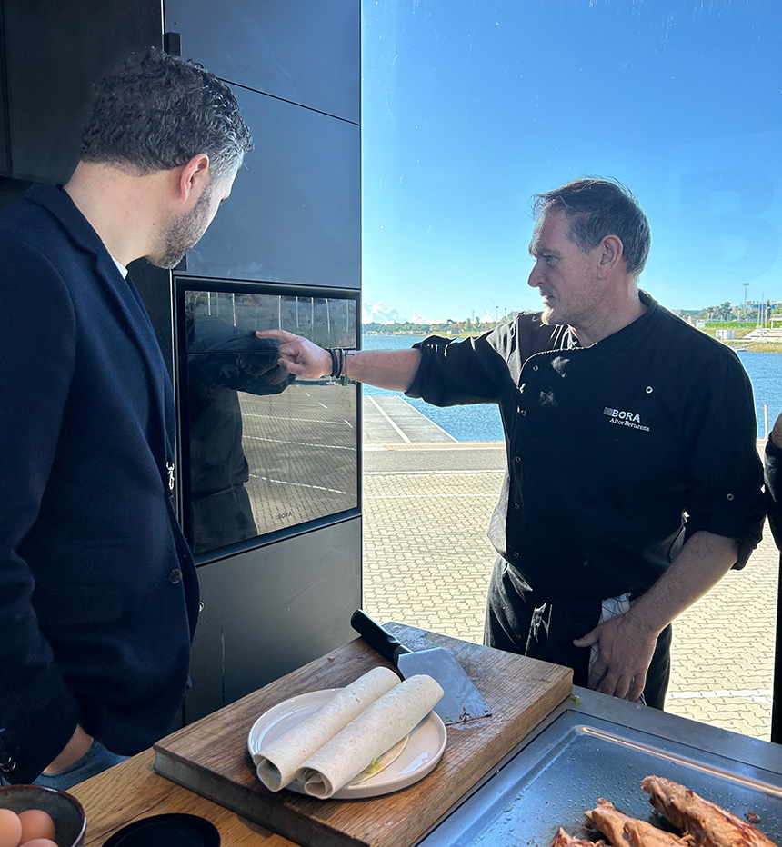 Rafael Navarro y Aitor Perurena presentando el Bora X BO.