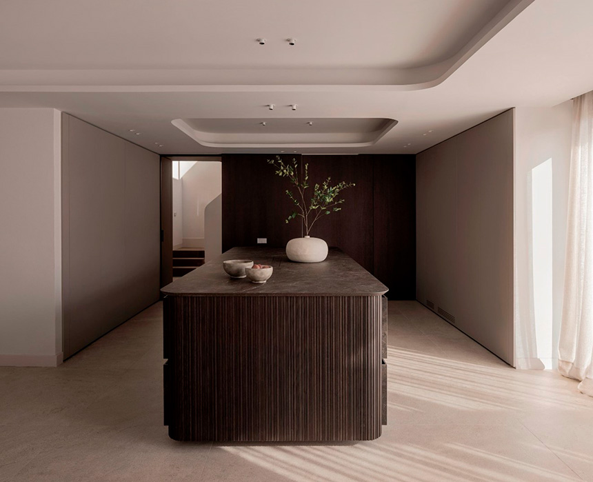 Isla de cocina GINA35 de REKKER con roble macizo oscuro y encimera MDi de Inalco