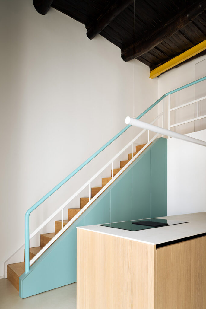 escalera de almacenamiento verde mar