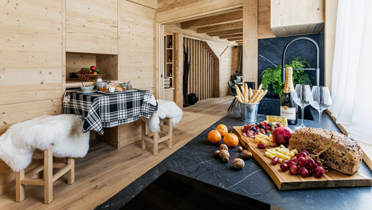 cocina en piedra natural en una casa de montaña
