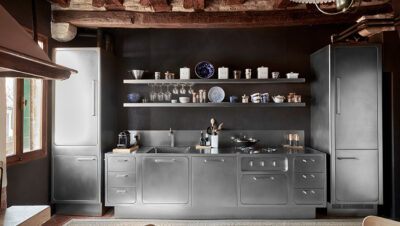 Cocina Ego de Abimis en Venecia con acero inoxidable a medida