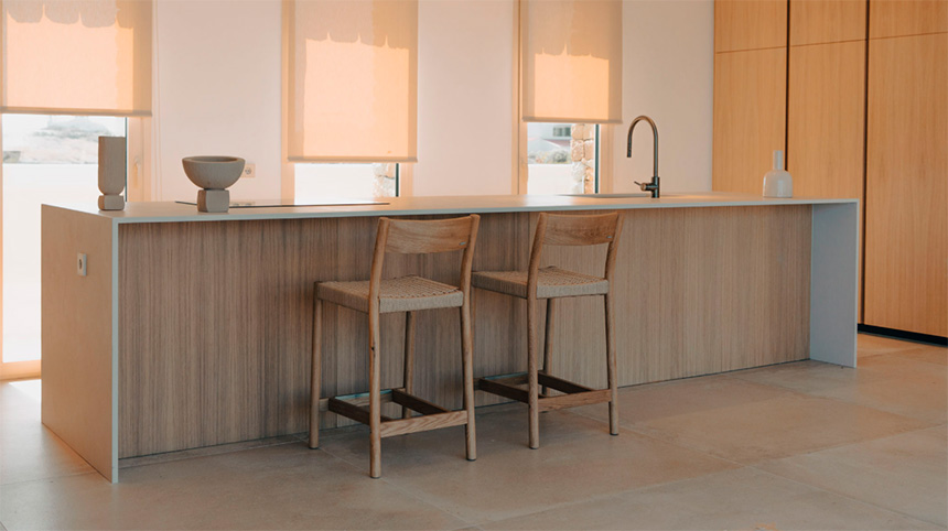 Cocina frente al mar en Menorca: diseño minimalista, calma total y vistas infinitas