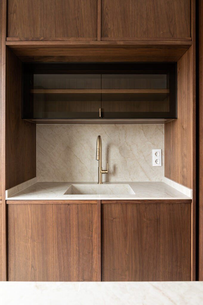 Detalle de almacenaje integrado en cocina Japandi