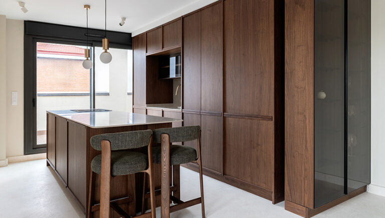 Cocina Japandi 2026 con madera natural y tonos beige