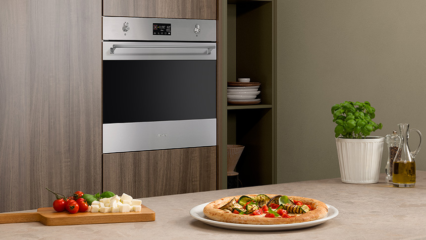 Horno inteligente SMEG Galileo Multicooking en cocina moderna.