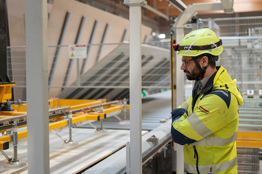 Laminado de tableros en planta EGGER Markt Bibart,