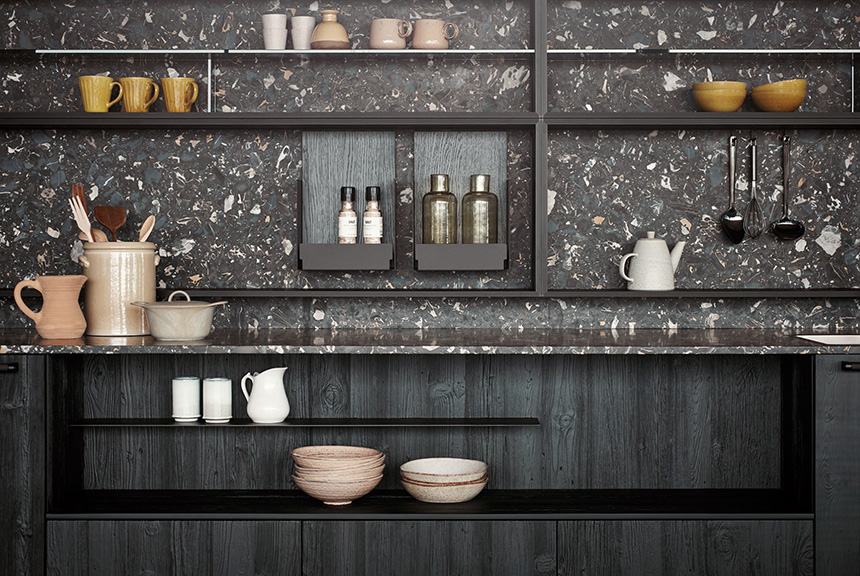 Detalle de encimera de mármol Sahara Noir en cocina Cesar