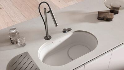 Zona de aguas BLANCO con fregadero OOVALON y grifería LUNEOO en cocina contemporánea