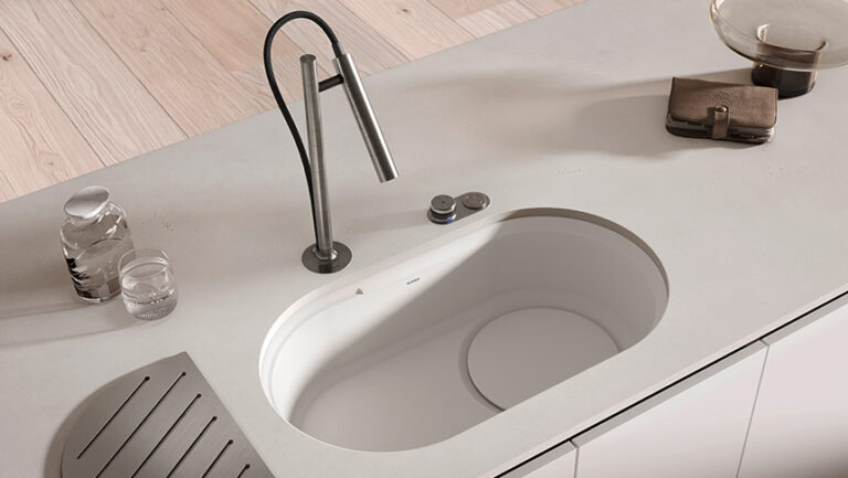 Zona de aguas BLANCO con fregadero OOVALON y grifería LUNEOO en cocina contemporánea