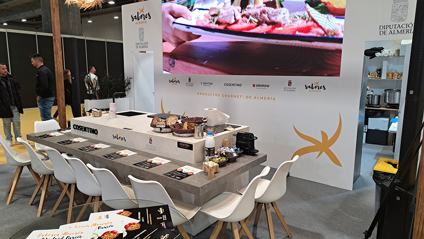 Isla de cocina Dekton en doble altura colores Polar y Grafite