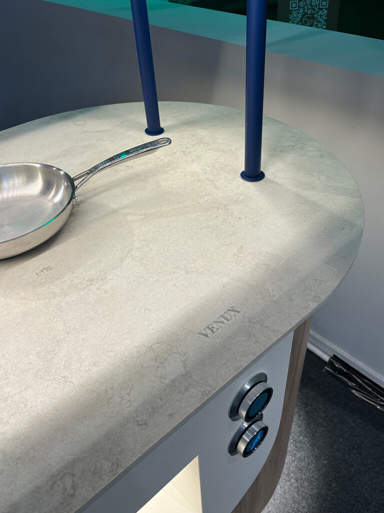 sistema de inducción invisible de TIC – The Invisible Cooking en combinación con la piedra sinterizada de Venux