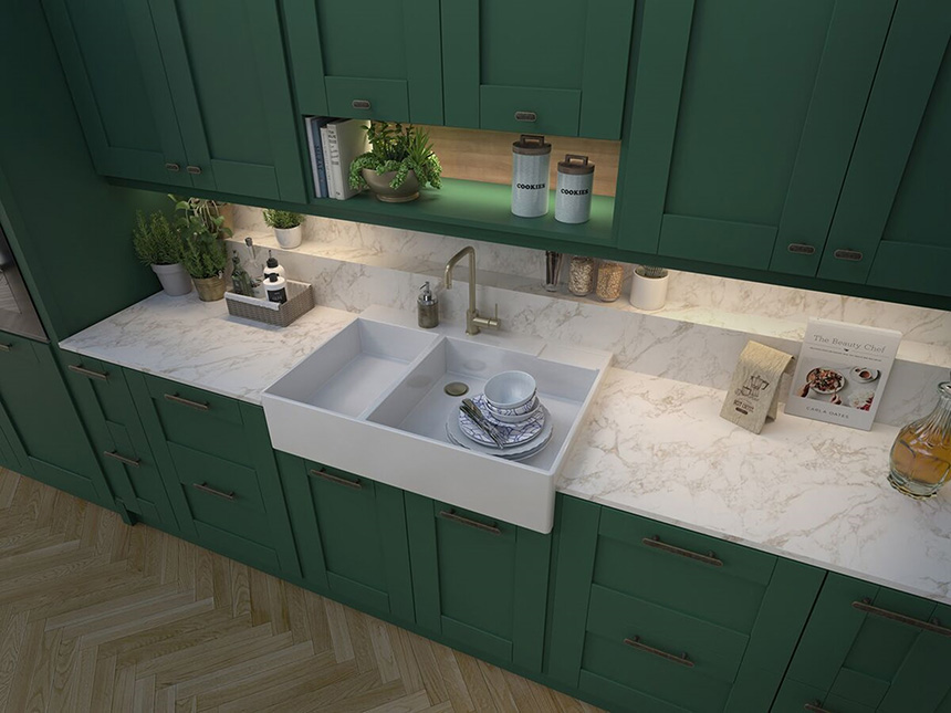 Cocina verde profundo Schmidt con encimera efecto mármol