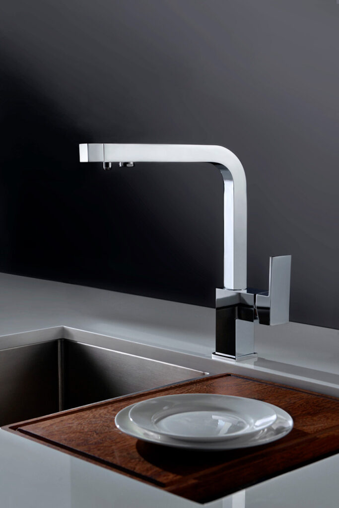 Grifería de cocina elegante CAPRI en acabado cromado