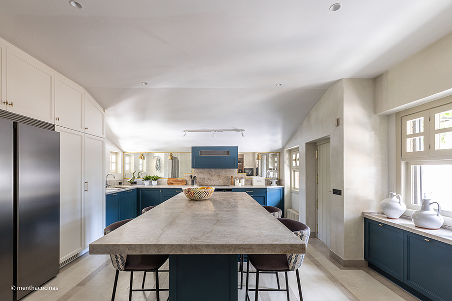 Mentha Cocinas: azul y blanco para una cocina clásica