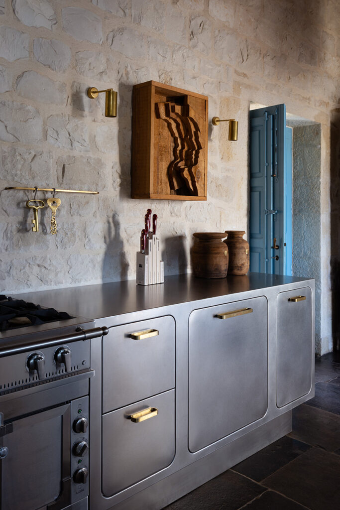 cocina acero inoxidable en casa tradicional siciliana