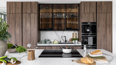 Cocina Kali de Cocinas Río con vitrinas de cristal ahumado