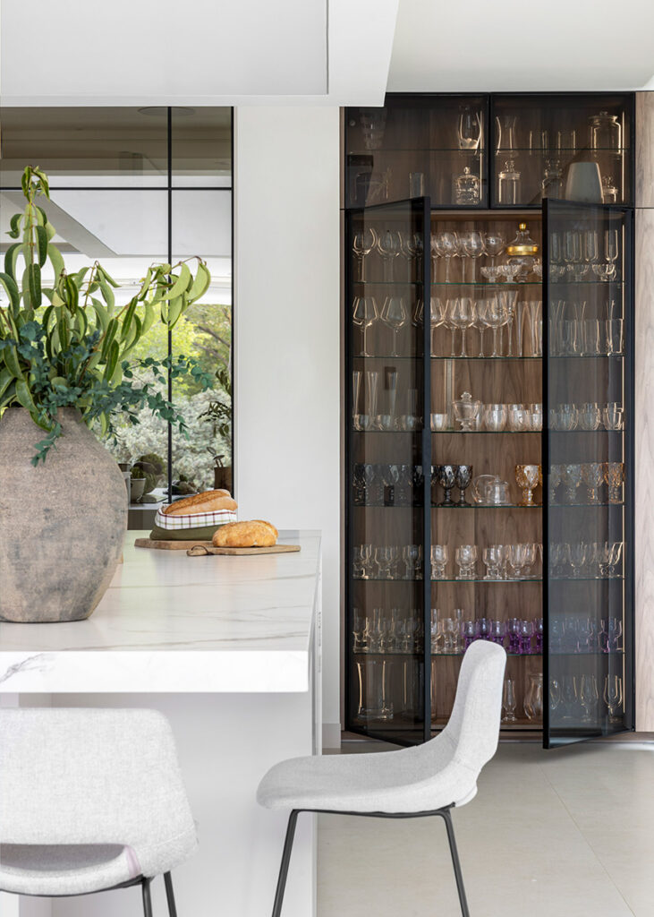 Vitrinas de aluminio negro en cocina contemporánea