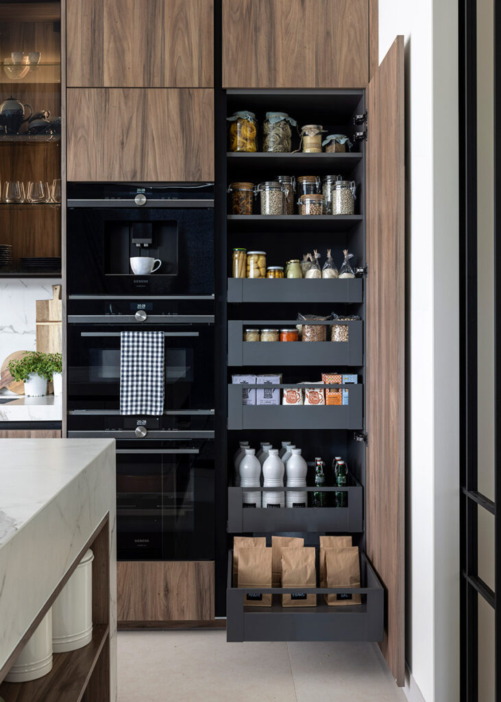 Diseño de cocina moderna con vitrinas y encimera Dekton