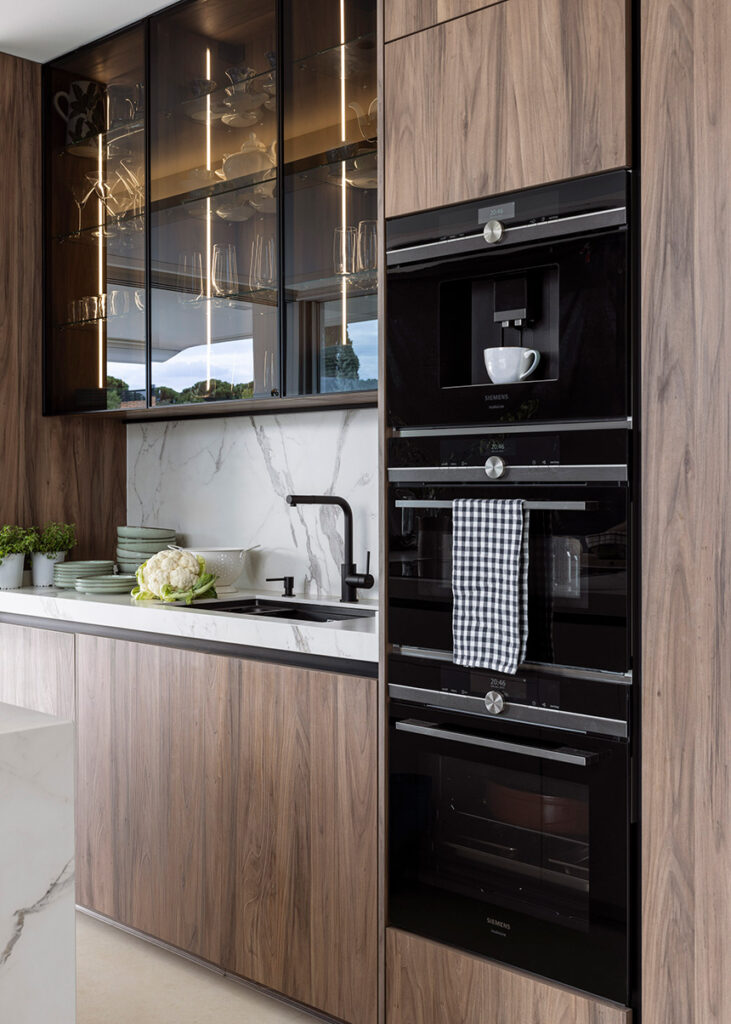 Detalle de vitrinas en cocina Kali de Cocinas Río