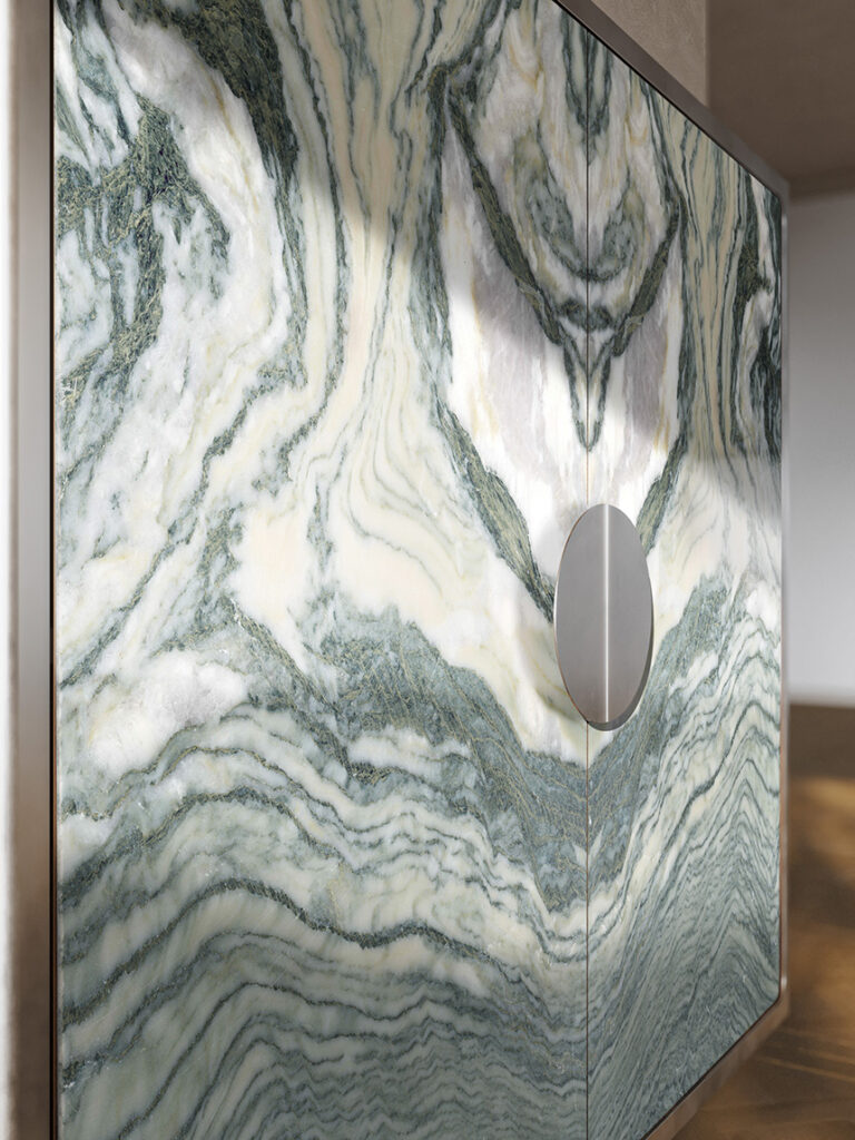 aparador AlterEgo Abimis con puertas de mármol Cipollino
